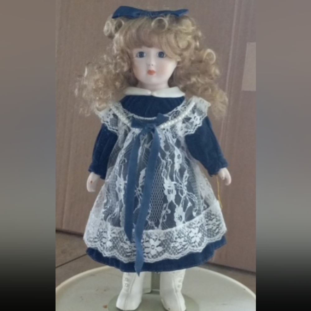 Vintage 1987 Brinn's Collectible Freddie Girl Blue Porcelain Doll